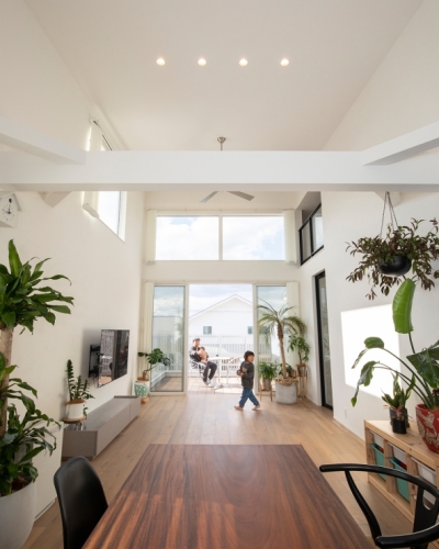 広いバルコニーで遊び尽くせるサーファーズハウス